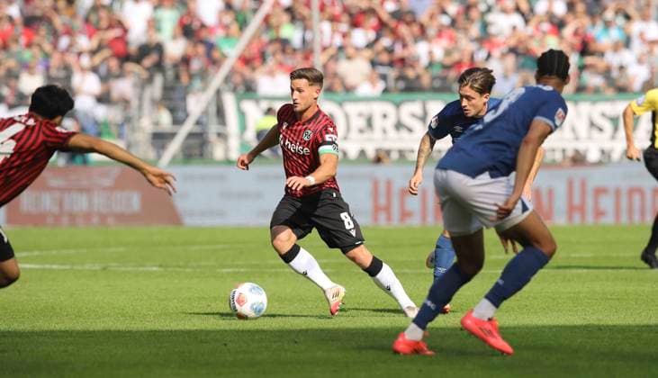 Foto : Enzo Leopold (H 96) gegen Marvin MEHLEM (Arminia) (Bielefeld) Fussball 2. Bundesliga , 7. Spieltag am So. 28.09.2025 Hannover 96 - Arm. Bielefeld