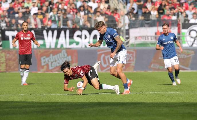 Foto : Hajate MATSUDA (H 96) kommt zu Fall gegen Joel GRODOWSKI (Arminia , rechts) Fussball 2. Bundesliga , 7. Spieltag am So. 28.09.2025 Hannover 96 - Arm. Bielefeld