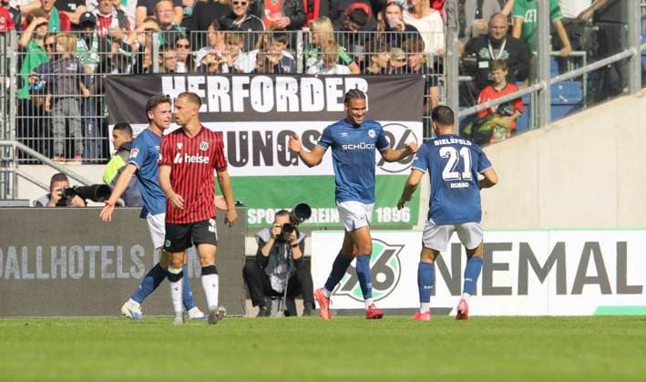 Foto : Torjubel bei Bielefeld nach dem 0-1 durch Joewl Rasmus FELIX (Arminia) Fussball 2. Bundesliga , 7. Spieltag am So. 28.09.2025 Hannover 96 - Arm. Bielefeld