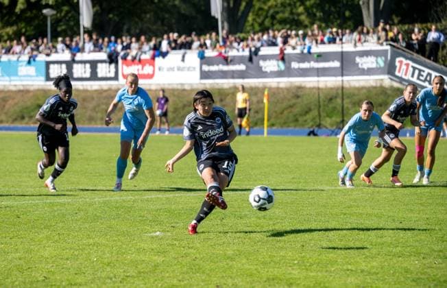 Fußball, Frauen, Saison 2025 2026, DFB-Pokal (1. Runde), FC Viktoria 89 Berlin - Eintracht Frankfurt, Remina Chiba (Eintracht Frankfurt) scheitert per Elfmeter an Torfrau Michele Tschudin (nicht im Bild, FC Viktoria 1889 Berlin). 28.09. 2025, Copyright: xMatthiasxKochx