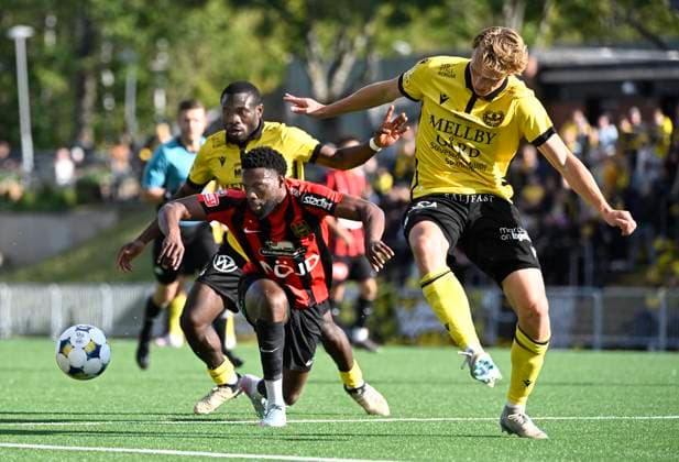 STOCKHOLM 20250928 BP s Rasmus Örqvist and Mjällby s Alexander Johansson fight for the ball during Sunday s Allsvenskan football match between IF Brommapojkarna and Mjällby AIF at Grimsta IP. STOCKHOLM Sweden x10070x Copyright: xJessicaxGow TTx ALLSWEDEN BROMMAPOJKARNA-MJÄLLBY