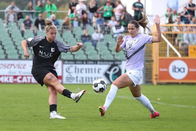 Fußball DFB-Pokal Frauen: BSG Chemie Leipzig vs. FC Carl Zeiss Jena; 28.09.2025 Lucy Hüllmann (9, Chemie Leipzig) gegen Rieke Tietz (17, Carl Zeiss Jena). Fußball, DFB-Pokal Frauen, Saison 2025 2026, 1. Runde: BSG Chemie Leipzig vs. FC Carl Zeiss Jena am 28.09.2025 im Alfred-Kunze-Sportpark, Leipzig Leutzsch. Copyright: xBEAUTIFULxSPORTS JanxKaeferx