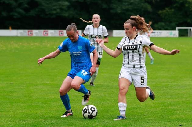 28.09.2025, xrhsx, Fussball DFB Pokal Frauen 1.Runde, SV Elversberg - Bayer 04 Leverkusen v.l. Vanessa Haim (Bayer Leverkusen) Emilia Wottling (SV Elversberg) Zweikampf, Aktion, action, battle for the ball (DFL DFB REGULATIONS PROHIBIT ANY USE OF PHOTOGRAPHS as IMAGE SEQUENCES and or QUASI-VIDEO) Elversberg