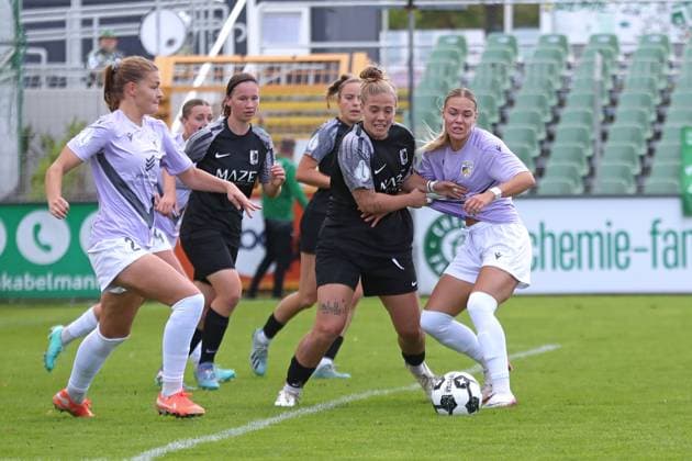 Fußball DFB-Pokal Frauen: BSG Chemie Leipzig vs. FC Carl Zeiss Jena; 28.09.2025 Lucy Hüllmann (9, Chemie Leipzig) gegen Nike Andersson (6, Carl Zeiss Jena). Fußball, DFB-Pokal Frauen, Saison 2025 2026, 1. Runde: BSG Chemie Leipzig vs. FC Carl Zeiss Jena am 28.09.2025 im Alfred-Kunze-Sportpark, Leipzig Leutzsch. Copyright: xBEAUTIFULxSPORTS JanxKaeferx