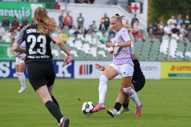 Fußball DFB-Pokal Frauen: BSG Chemie Leipzig vs. FC Carl Zeiss Jena; 28.09.2025 Isabella Jaron (24, Carl Zeiss Jena). Fußball, DFB-Pokal Frauen, Saison 2025 2026, 1. Runde: BSG Chemie Leipzig vs. FC Carl Zeiss Jena am 28.09.2025 im Alfred-Kunze-Sportpark, Leipzig Leutzsch. Copyright: xBEAUTIFULxSPORTS JanxKaeferx