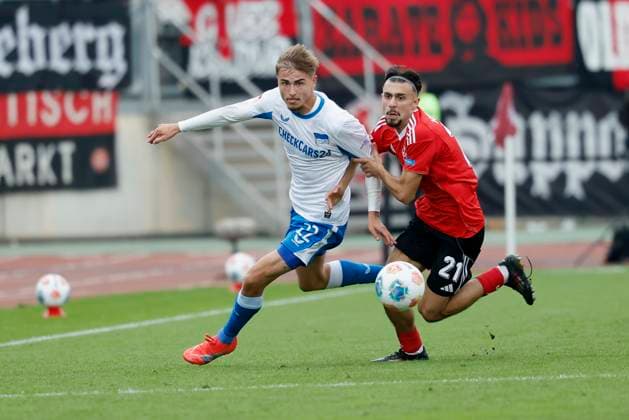 v.l. Marten Winkler (Hertha BSC, 22) und Berkay YÄ±lmaz (1.FC Nuernberg, 21), 28.09.2025, Fussball, 2. Bundesliga, 1. FC Nuernberg - Hertha BSC, DEU, Nürnberg, Max-Morlock-Stadion, DFL REGULATIONS PROHIBIT ANY USE OF PHOTOGRAPHS AS IMAGE SEQUENCES AND OR QUASI-VIDEO.