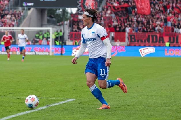 Fabian Reese 11 (Hertha BSC Berlin) in Aktion, 1. FC Nuernberg vs. Hertha BSC Berlin, DFL, 2. Bundesliga, Saison 2025 2026, Max-Morlock-Stadion, Hinrunde, 7. Spieltag, 28.09.2025 DFB regulations prohibit any use of photographs as image sequences and or quasi-video Nuernberg Bayern Deutschland