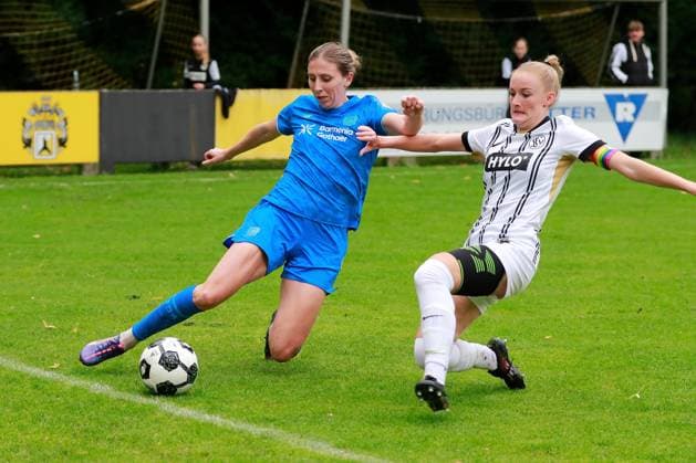 28.09.2025, xrhsx, Fussball DFB Pokal Frauen 1.Runde, SV Elversberg - Bayer 04 Leverkusen v.l. Caroline Kehrer (Bayer Leverkusen) Lea-Marie Grünnagel (SV Elversberg) Zweikampf, Aktion, action, battle for the ball (DFL DFB REGULATIONS PROHIBIT ANY USE OF PHOTOGRAPHS as IMAGE SEQUENCES and or QUASI-VIDEO) Elversberg