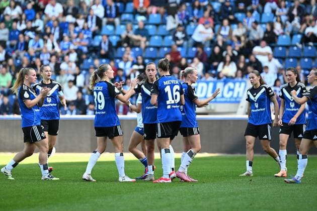 Fußball I Frauen I Saison 2025-2026 I DFB-Pokal I 1. FC Magdeburg - Hamburger SV I 28.09.2025 Torjubel Victoria Schulz (19, Hamburger SV) (Mitte) nimmt die Glückwünsche ihrer Mannschaftlkolleginnen entgegen Magdeburg Avnet Arena (Heinz-Krügel-Platz 1) Sachsen-Anhalt Deutschland Copyright: xLobeca InesxHähnelx