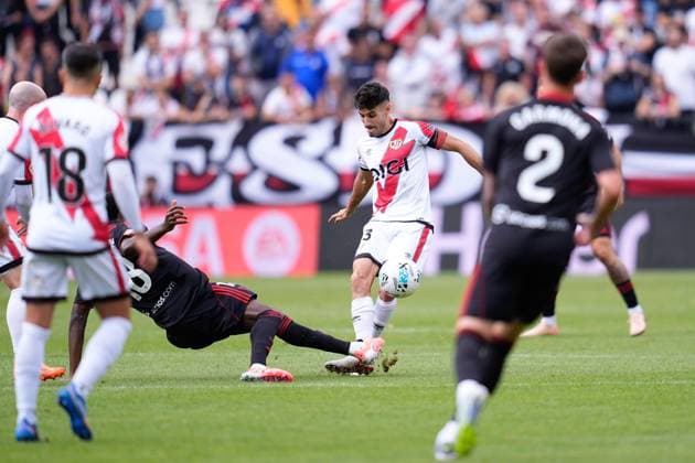 September 28, 2025, Madrid, Madrid, Spain: Oscar Valentin of Rayo Vallecano in action during the Spanish League, LaLiga EA Sports, football match played between Rayo Vallecano and Sevilla FC at Estadio de Vallecas on September 28, 2025, in Madrid, Spain. Madrid Spain - ZUMAa181 20250928_zaa_a181_018 Copyright: xDennisxAgyemanx