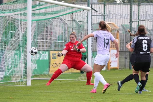 Fußball DFB-Pokal Frauen: BSG Chemie Leipzig vs. FC Carl Zeiss Jena; 28.09.2025 Torwart Lina Bredereck (25, Chemie Leipzig) pariert einen Tor-Schuss von Rieke Tietz (17, Carl Zeiss Jena). Fußball, DFB-Pokal Frauen, Saison 2025 2026, 1. Runde: BSG Chemie Leipzig vs. FC Carl Zeiss Jena am 28.09.2025 im Alfred-Kunze-Sportpark, Leipzig Leutzsch. Copyright: xBEAUTIFULxSPORTS JanxKaeferx