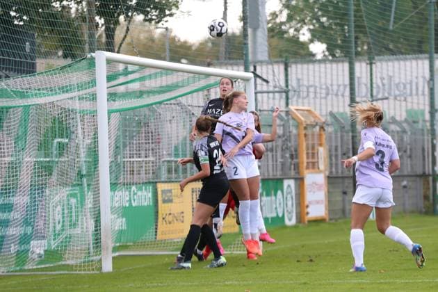 Fußball DFB-Pokal Frauen: BSG Chemie Leipzig vs. FC Carl Zeiss Jena; 28.09.2025 Bente Fischer (2, Carl Zeiss Jena) versucht per Kopf an den Ball zu kommen. Fußball, DFB-Pokal Frauen, Saison 2025 2026, 1. Runde: BSG Chemie Leipzig vs. FC Carl Zeiss Jena am 28.09.2025 im Alfred-Kunze-Sportpark, Leipzig Leutzsch. Copyright: xBEAUTIFULxSPORTS JanxKaeferx
