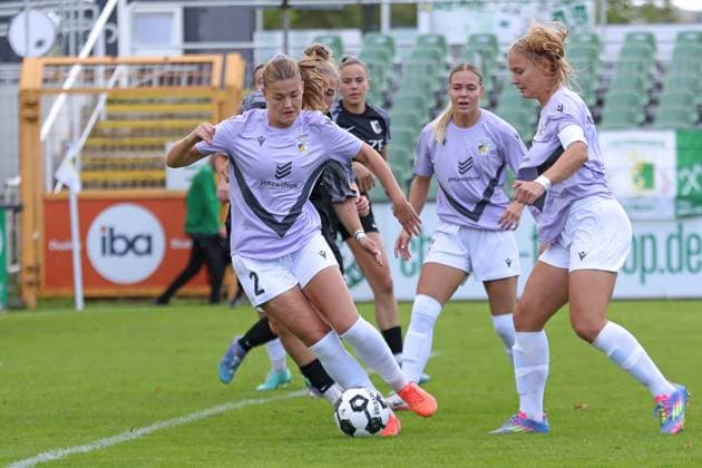 Fußball DFB-Pokal Frauen: BSG Chemie Leipzig vs. FC Carl Zeiss Jena; 28.09.2025 Bente Fischer (2, Carl Zeiss Jena) am Ball. Fußball, DFB-Pokal Frauen, Saison 2025 2026, 1. Runde: BSG Chemie Leipzig vs. FC Carl Zeiss Jena am 28.09.2025 im Alfred-Kunze-Sportpark, Leipzig Leutzsch. Copyright: xBEAUTIFULxSPORTS JanxKaeferx