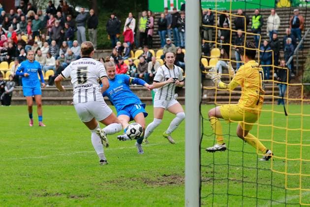 28.09.2025, xrhsx, Fussball DFB Pokal Frauen 1.Runde, SV Elversberg - Bayer 04 Leverkusen v.l. Kristin Kögel erzielt das Tor Katherine Whitman (SV Elversberg) Kanasa Takeshita (SV Elversberg) (DFL DFB REGULATIONS PROHIBIT ANY USE OF PHOTOGRAPHS as IMAGE SEQUENCES and or QUASI-VIDEO) Elversberg
