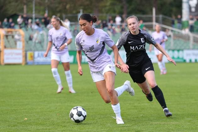 Fußball DFB-Pokal Frauen: BSG Chemie Leipzig vs. FC Carl Zeiss Jena; 28.09.2025 Suya Häring (5, Carl Zeiss Jena) am Ball. Fußball, DFB-Pokal Frauen, Saison 2025 2026, 1. Runde: BSG Chemie Leipzig vs. FC Carl Zeiss Jena am 28.09.2025 im Alfred-Kunze-Sportpark, Leipzig Leutzsch. Copyright: xBEAUTIFULxSPORTS JanxKaeferx
