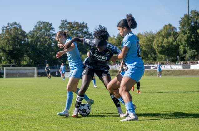 Fußball, Frauen, Saison 2025 2026, DFB-Pokal (1. Runde), FC Viktoria 89 Berlin - Eintracht Frankfurt, v. l. Sarah Klotz (FC Viktoria 1889 Berlin), Nicole Anyomi (Eintracht Frankfurt) , Victoria Ezebinyuo (FC Viktoria 1889 Berlin), 28.09. 2025, Copyright: xMatthiasxKochx