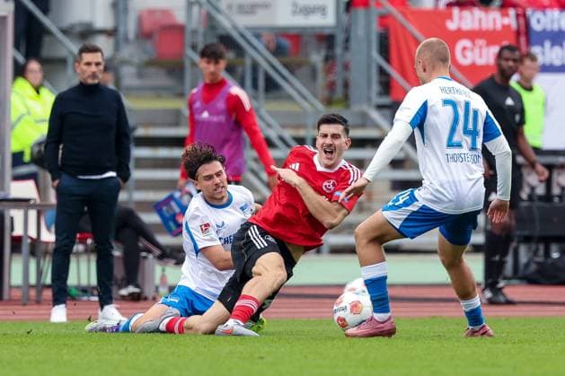 Foul von Linus Gechter 44 (Hertha BSC Berlin) an Luca Lochosvili 24 (1FC Nuernberg), mit Jon Dagur Thorsteinsson 24 (Hertha BSC Berlin), 1. FC Nuernberg vs. Hertha BSC Berlin, DFL, 2. Bundesliga, Saison 2025 2026, Max-Morlock-Stadion, Hinrunde, 7. Spieltag, 28.09.2025 DFB regulations prohibit any use of photographs as image sequences and or quasi-video Nuernberg Bayern Deutschland