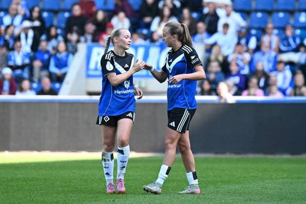 Fußball I Frauen I Saison 2025-2026 I DFB-Pokal I 1. FC Magdeburg - Hamburger SV I 28.09.2025 Torjubel Mia Büchele (17, Hamburger SV) gratuliert Victoria Schulz (19, Hamburger SV) zum Tor Magdeburg Avnet Arena (Heinz-Krügel-Platz 1) Sachsen-Anhalt Deutschland Copyright: xLobeca InesxHähnelx