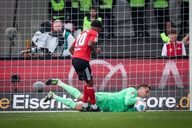 Tjark Ernst 1 (Hertha BSC Berlin) faengt einen Ball vor dem einschussbereiten Pape Demba Diop 20 (1FC Nuernberg), 1. FC Nuernberg vs. Hertha BSC Berlin, DFL, 2. Bundesliga, Saison 2025 2026, Max-Morlock-Stadion, Hinrunde, 7. Spieltag, 28.09.2025 DFB regulations prohibit any use of photographs as image sequences and or quasi-video Nuernberg Bayern Deutschland