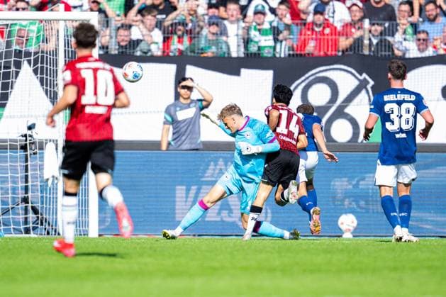 28.09.2025 - Fußball, 2025 2026, 2. Bundesliga, 7. Spieltag, Hannover 96 - DSC Arminia Bielefeld: (M) Husseyn Chakroun (Hannover) macht das Tor zum 1:1 vor Jonas Kersken (Bielefeld) DFL REGULATIONS PROHIBIT ANY USE OF PHOTOGRAPHS AS IMAGE SEQUENCES AND OR QUASI-VIDEO.