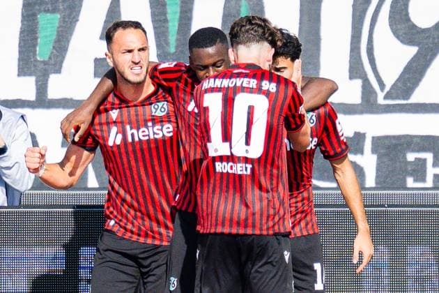 28.09.2025 - Fußball, 2025 2026, 2. Bundesliga, 7. Spieltag, Hannover 96 - DSC Arminia Bielefeld: Jubel nach dem Tor zum 1:1 von Husseyn Chakroun (Hannover), (L) Virgil GhiÈ›a (Hannover) DFL REGULATIONS PROHIBIT ANY USE OF PHOTOGRAPHS AS IMAGE SEQUENCES AND OR QUASI-VIDEO.