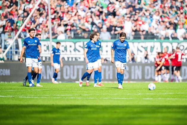 28.09.2025 - Fußball, 2025 2026, 2. Bundesliga, 7. Spieltag, Hannover 96 - DSC Arminia Bielefeld: (L-R) Maximilian Großer (Bielefeld), Marius Wörl (Bielefeld), Mael Corboz (Bielefeld), Joel Felix (Bielefeld), Marvin Mehlem (Bielefeld) nach dem Tor zum 1:1 von Husseyn Chakroun (Hannover) DFL REGULATIONS PROHIBIT ANY USE OF PHOTOGRAPHS AS IMAGE SEQUENCES AND OR QUASI-VIDEO.