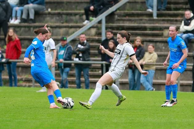 28.09.2025, xrhsx, Fussball DFB Pokal Frauen 1.Runde, SV Elversberg - Bayer 04 Leverkusen v.l. Vanessa Haim (Bayer Leverkusen) Alice Walker (SV Elversberg) Zweikampf, Aktion, action, battle for the ball (DFL DFB REGULATIONS PROHIBIT ANY USE OF PHOTOGRAPHS as IMAGE SEQUENCES and or QUASI-VIDEO) Elversberg