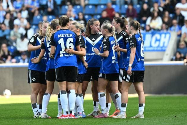 Fußball I Frauen I Saison 2025-2026 I DFB-Pokal I 1. FC Magdeburg - Hamburger SV I 28.09.2025 Torjubel Victoria Schulz (19, Hamburger SV) (Mitte) jubelt mit ihrer Mannschaft Magdeburg Avnet Arena (Heinz-Krügel-Platz 1) Sachsen-Anhalt Deutschland Copyright: xLobeca InesxHähnelx