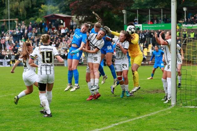 28.09.2025, xrhsx, Fussball DFB Pokal Frauen 1.Runde, SV Elversberg - Bayer 04 Leverkusen v.l. Claudia Wenger (Bayer Leverkusen) Leila Schmit (SV Elversberg) Juliette Vidal (Bayer Leverkusen) Emily Klein (SV Elversberg) Kanasa Takeshita (SV Elversberg) Zweikampf, Aktion, action, battle for the ball (DFL DFB REGULATIONS PROHIBIT ANY USE OF PHOTOGRAPHS as IMAGE SEQUENCES and or QUASI-VIDEO) Elversberg