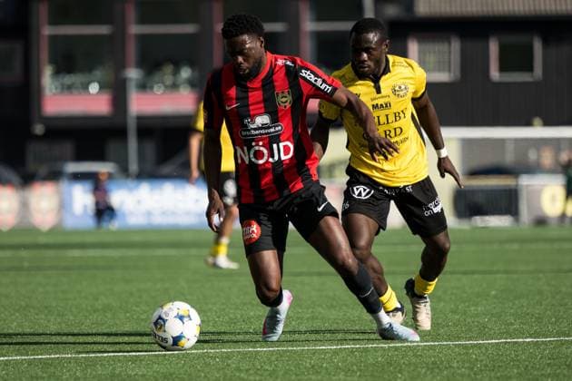 250928 Brommapojkarnas Isak Ssali Ssewankambo och Mjällbys Uba Charles Nwokoma under fotbollsmatchen i Allsvenskan mellan Brommapojkarna och Mjällby den 28 september 2025 i Stockholm. Copyright: EMMAxWALLSKOG BB250928EW030