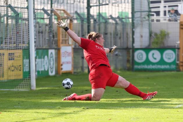 Fußball DFB-Pokal Frauen: BSG Chemie Leipzig vs. FC Carl Zeiss Jena; 28.09.2025 Torwart Lina Bredereck (25, Chemie Leipzig) ist zum zweiten Mal geschlagen. Der Ball geht zum 0:2 für Jena ins Tor. Fußball, DFB-Pokal Frauen, Saison 2025 2026, 1. Runde: BSG Chemie Leipzig vs. FC Carl Zeiss Jena am 28.09.2025 im Alfred-Kunze-Sportpark, Leipzig Leutzsch. Copyright: xBEAUTIFULxSPORTS JanxKaeferx