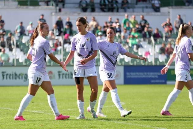 Fußball DFB-Pokal Frauen: BSG Chemie Leipzig vs. FC Carl Zeiss Jena; 28.09.2025 Tor-Jubel bei (von links): Rieke Tietz (17, Carl Zeiss Jena), Anna Margraf (18, Carl Zeiss Jena), Elena Mühlemann (30, Carl Zeiss Jena). Fußball, DFB-Pokal Frauen, Saison 2025 2026, 1. Runde: BSG Chemie Leipzig vs. FC Carl Zeiss Jena am 28.09.2025 im Alfred-Kunze-Sportpark, Leipzig Leutzsch. Copyright: xBEAUTIFULxSPORTS JanxKaeferx