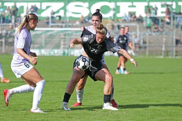 Fußball DFB-Pokal Frauen: BSG Chemie Leipzig vs. FC Carl Zeiss Jena; 28.09.2025 Lucy Hüllmann (9, Chemie Leipzig) wird von Anika Metzner (4, Carl Zeiss Jena) am Trikot gepackt. Fußball, DFB-Pokal Frauen, Saison 2025 2026, 1. Runde: BSG Chemie Leipzig vs. FC Carl Zeiss Jena am 28.09.2025 im Alfred-Kunze-Sportpark, Leipzig Leutzsch. Copyright: xBEAUTIFULxSPORTS JanxKaeferx