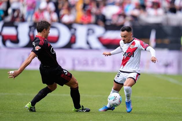 September 28, 2025, Madrid, Madrid, Spain: Alvaro Garcia of Rayo Vallecano and Cesar Azpilicueta of Sevilla FC in action during the Spanish League, LaLiga EA Sports, football match played between Rayo Vallecano and Sevilla FC at Estadio de Vallecas on September 28, 2025, in Madrid, Spain. Madrid Spain - ZUMAa181 20250928_zaa_a181_029 Copyright: xDennisxAgyemanx
