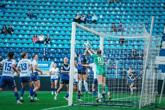 DFB-Pokal Frauen: 1. FC Magdeburg vs. Hamburger SV, 28.09.25 Merle Hellwig (1. FC Magdeburg, 97) hält den Ball: Hamburger SV; DFB-Pokal Frauen 2025 2026, 1. Runde: 1. FC Madgeburg vs. Hamburger SV am 28.09.2025 in der Avnet Arena, Magdeburg DFB DFL REGULATIONS PROHIBIT ANY USE OF PHOTOGRAPHS AS IMAGE SEQUENCES AND OR QUASI-VIDEO. Copyright: xBEAUTIFULxSPORTS Tonhäuserx