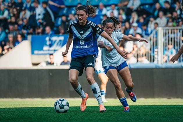 DFB-Pokal Frauen: 1. FC Magdeburg vs. Hamburger SV, 28.09.25 Lotta Wrede (Hamburger SV, 32) am Ball; DFB-Pokal Frauen 2025 2026, 1. Runde: 1. FC Madgeburg vs. Hamburger SV am 28.09.2025 in der Avnet Arena, Magdeburg DFB DFL REGULATIONS PROHIBIT ANY USE OF PHOTOGRAPHS AS IMAGE SEQUENCES AND OR QUASI-VIDEO. Copyright: xBEAUTIFULxSPORTS Tonhäuserx