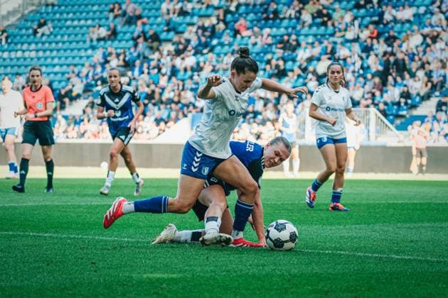 DFB-Pokal Frauen: 1. FC Magdeburg vs. Hamburger SV, 28.09.25 Latoya Bach (1. FC Magdeburg, 8) gewinnt den Ball: Hamburger SV; DFB-Pokal Frauen 2025 2026, 1. Runde: 1. FC Madgeburg vs. Hamburger SV am 28.09.2025 in der Avnet Arena, Magdeburg DFB DFL REGULATIONS PROHIBIT ANY USE OF PHOTOGRAPHS AS IMAGE SEQUENCES AND OR QUASI-VIDEO. Copyright: xBEAUTIFULxSPORTS Tonhäuserx