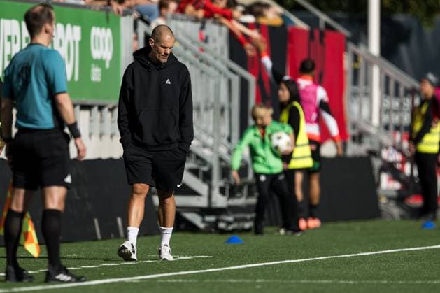 250928 Brommapojkarnas huvudtränare Ulf Kristiansson deppar under fotbollsmatchen i Allsvenskan mellan Brommapojkarna och Mjällby den 28 september 2025 i Stockholm. Copyright: EMMAxWALLSKOG BB250928EW039