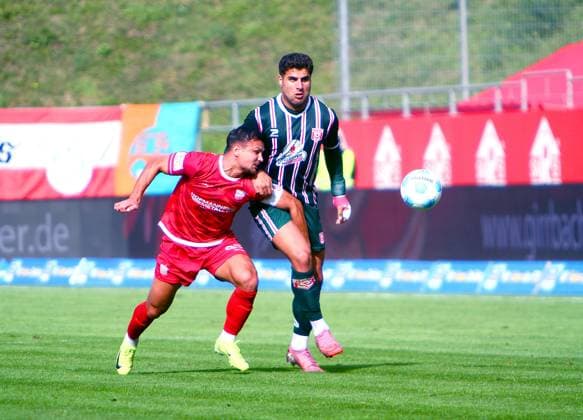 Andrej Startsev (Zwickau, links) im Zweikampf mit Malek Fakhro (Halle) Fußball Regionalliga Nordost 2025 26 FSV Zwickau - Hallescher FC am 28.9.2025 FSV Zwickau - Hallescher FC