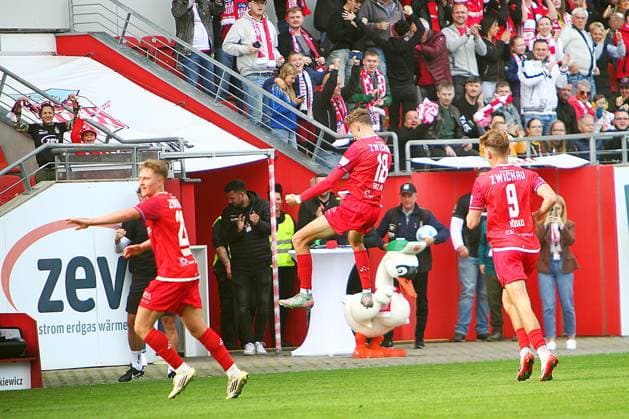 In Jubelpose nach dem 1:1 : Torschütze Lukas Eixler (Zwickau, Mitte) , links Daniel Haubner (Zwickau) , rechts Lennert Möbius (Zwickau) Fußball Regionalliga Nordost 2025 26 FSV Zwickau - Hallescher FC am 28.9.2025 FSV Zwickau - Hallescher FC