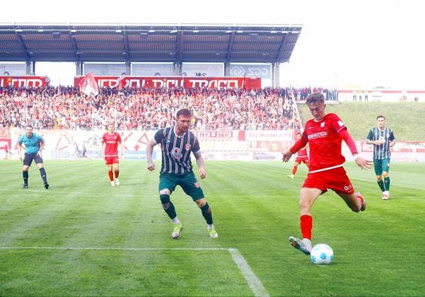 Lukas Eixler (Zwickau) im Angriff , links Jan Löhmannsröben (Halle) Fußball Regionalliga Nordost 2025 26 FSV Zwickau - Hallescher FC am 28.9.2025 FSV Zwickau - Hallescher FC
