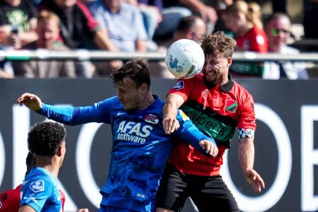 NIJMEGEN , 28-09-2025 , Goffertstadion , season 2025 2026 , Dutch Eredivisie football , match between NEC Nijmegen and AZ , picture shows AZ player Peer Koopmeiners and NEC Nijmegen player Dirk Proper compete for the headed ball NEC - AZ  x31248014x Copyright: