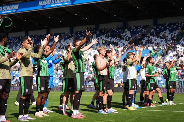 The players of Sassuolo celebrate for the victory at the end of the Serie A soccer match between Sassuolo and Udinese at the Mapei Stadium CittÃ del Tricolore in Reggio Emilia, north Italy - Sunday, September 28, 2025 - - Soccer -  Copyright: xMassimoxPaolone LaPressex