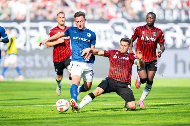 28.09.2025 - Fußball, 2025 2026, 2. Bundesliga, 7. Spieltag, Hannover 96 - DSC Arminia Bielefeld: (L-R) Marius Wörl (Bielefeld), Enzo Leopold (Hannover) DFL REGULATIONS PROHIBIT ANY USE OF PHOTOGRAPHS AS IMAGE SEQUENCES AND OR QUASI-VIDEO.