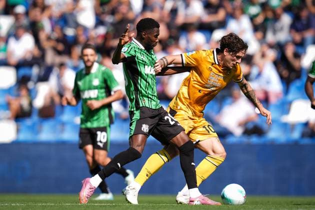 Udinese s Nicolo Zaniolo fights for the ball with SassuoloÕs Alieu Fadera during the Serie A soccer match between Sassuolo and Udinese at the Mapei Stadium Cittˆ del Tricolore in Reggio Emilia, north Italy - Sunday, September 28, 2025 - - Soccer -  Copyright: xMassimoxPaolone LaPressex