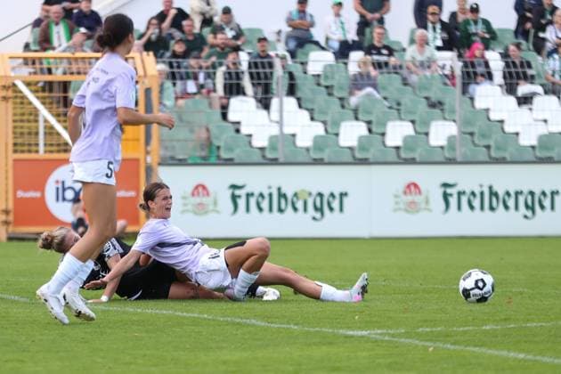 Fußball DFB-Pokal Frauen: BSG Chemie Leipzig vs. FC Carl Zeiss Jena; 28.09.2025 Anna Margraf (18, Carl Zeiss Jena) wird gefoult, der anschließende Freistoß bringt das Tor zur 0:1-Führung. Fußball, DFB-Pokal Frauen, Saison 2025 2026, 1. Runde: BSG Chemie Leipzig vs. FC Carl Zeiss Jena am 28.09.2025 im Alfred-Kunze-Sportpark, Leipzig Leutzsch. Copyright: xBEAUTIFULxSPORTS JanxKaeferx