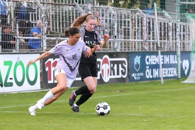 Fußball DFB-Pokal Frauen: BSG Chemie Leipzig vs. FC Carl Zeiss Jena; 28.09.2025 Suya Häring (5, Carl Zeiss Jena) gegen Jolina Geckert (23, Chemie Leipzig). Fußball, DFB-Pokal Frauen, Saison 2025 2026, 1. Runde: BSG Chemie Leipzig vs. FC Carl Zeiss Jena am 28.09.2025 im Alfred-Kunze-Sportpark, Leipzig Leutzsch. Copyright: xBEAUTIFULxSPORTS JanxKaeferx