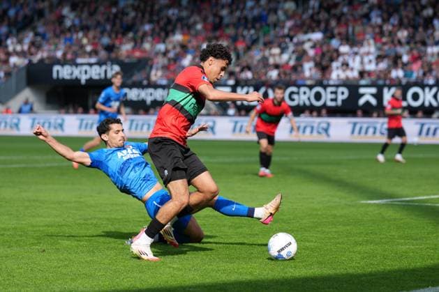 NIJMEGEN - Alexandre Penetra of AZ and Sami Ouaissa of NEC (left) during the Dutch Eredivisie match between NEC Nijmegen and AZ at De Goffert on September 28, 2025, in Nijmegen, Netherlands. ANP RENE BOUWMAN Eredivisie 2025 26 xVIxANPxSportx xxANPxIVx 537731541 originalFilename: 537731541.jpg
