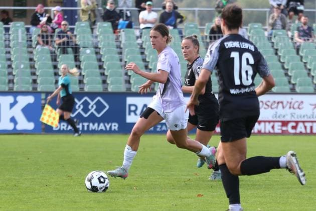 Fußball DFB-Pokal Frauen: BSG Chemie Leipzig vs. FC Carl Zeiss Jena; 28.09.2025 Anna Margraf (18, Carl Zeiss Jena) am Ball. Fußball, DFB-Pokal Frauen, Saison 2025 2026, 1. Runde: BSG Chemie Leipzig vs. FC Carl Zeiss Jena am 28.09.2025 im Alfred-Kunze-Sportpark, Leipzig Leutzsch. Copyright: xBEAUTIFULxSPORTS JanxKaeferx