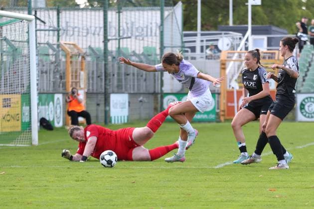 Fußball DFB-Pokal Frauen: BSG Chemie Leipzig vs. FC Carl Zeiss Jena; 28.09.2025 Torchance für Anna Margraf (18, Carl Zeiss Jena), Torwart Lina Bredereck (25, Chemie Leipzig) pariert. Fußball, DFB-Pokal Frauen, Saison 2025 2026, 1. Runde: BSG Chemie Leipzig vs. FC Carl Zeiss Jena am 28.09.2025 im Alfred-Kunze-Sportpark, Leipzig Leutzsch. Copyright: xBEAUTIFULxSPORTS JanxKaeferx